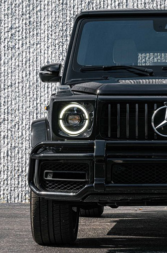 Prednji deo crne Mercedes G-Klase za dugoročni najam vozila