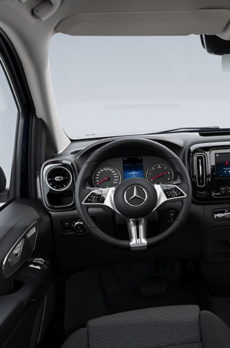 Vozački prostor Mercedes Vito sa upravljačem i instrument tablom